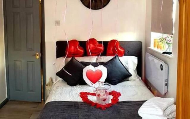 1-bed Apartment With Private hot Tub, Sauna & gym