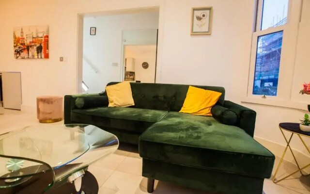 Surbiton Luxury Garden House 19A