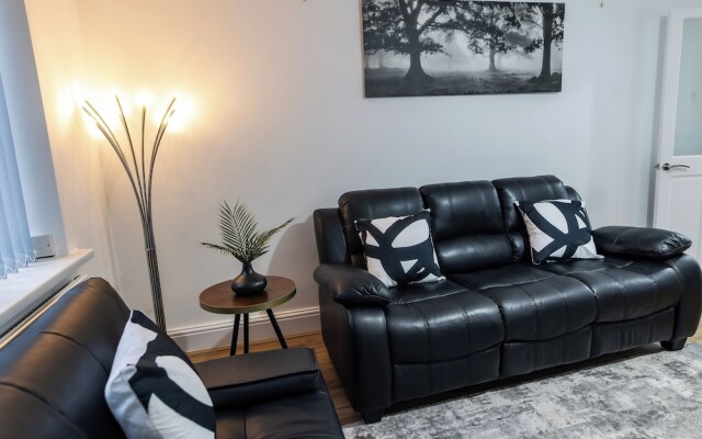 House - Sleeps 6 - Parking - Garden