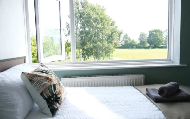 Northway House - Close to M62 and M6
