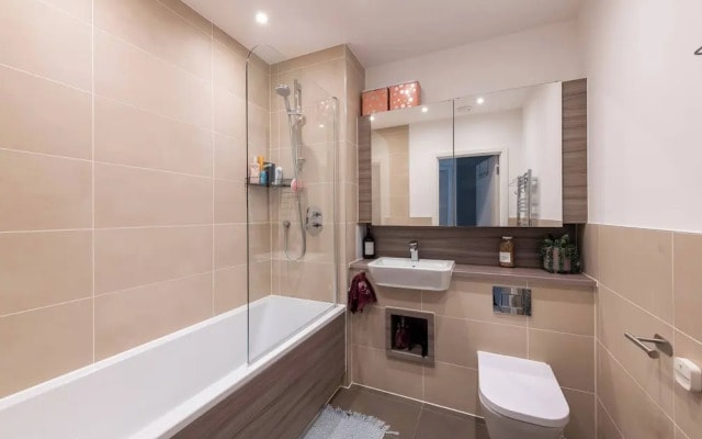 Stylish 3-bed Townhouse With 3 Baths in Southgate