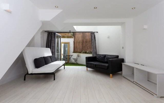 2 Bedroom House in Primrose Hill