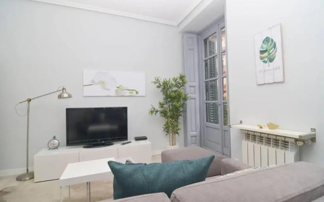 Bright Apartment in La Latina by Batuecas