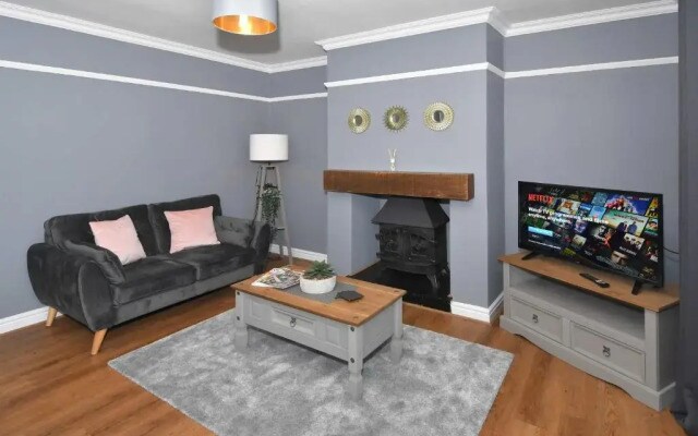 Orion House - sleeps 6, driveway, garden