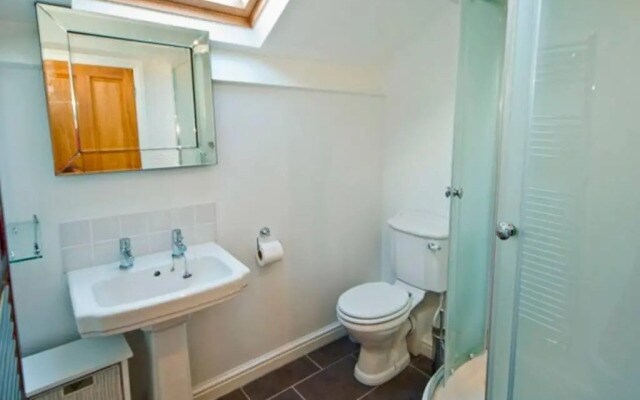 Sleeps 5 - 3 Bedrooms - walk to the square