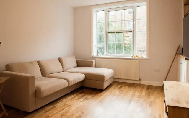 Modern 2 Bedroom Flat in Prime Waterloo Location