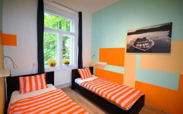 Travel & Joy backpackers
