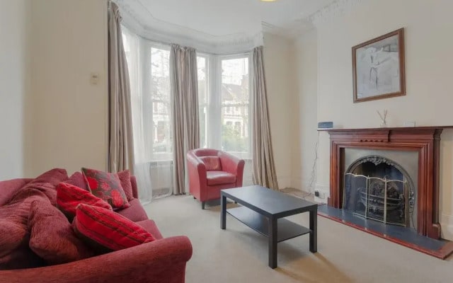 1 Bedroom Flat With Lofty Ceilings and Garden