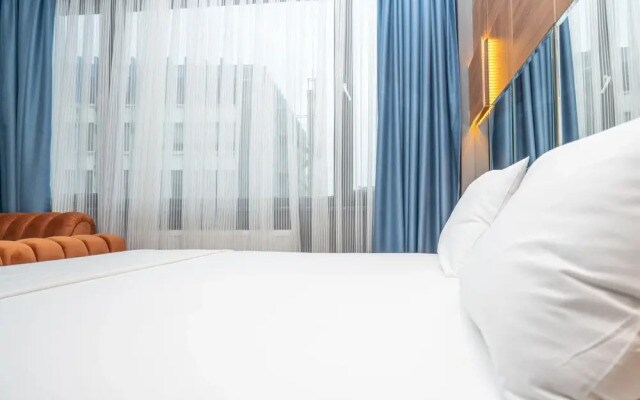 Center Suite
