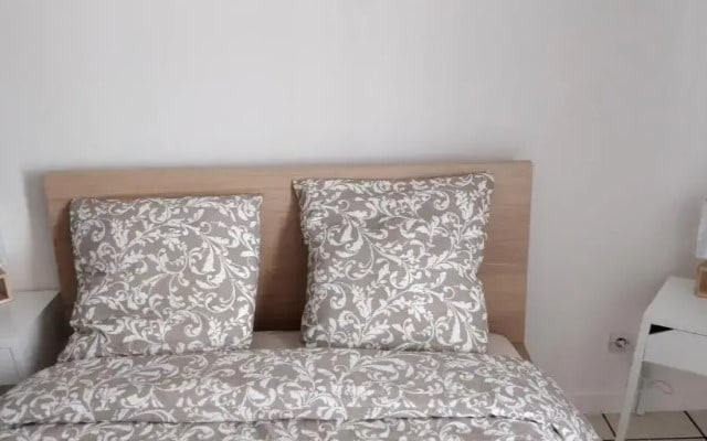 Modern 1 bedroom apartment near the metro.
