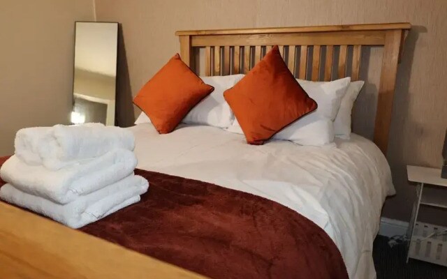 Nottingham 5-br, Sleeps 11 w/ Garden & Parking