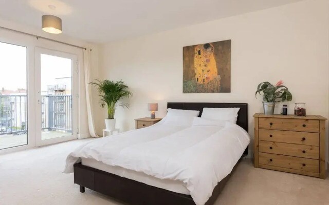 3 Bedroom Apartment Sleeps 6 in Clapham South