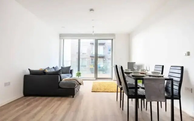 Impeccable 2-bed Apartment in Wembley