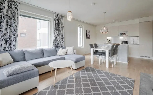 Spacious 2BR Apt - Lake View & Sauna