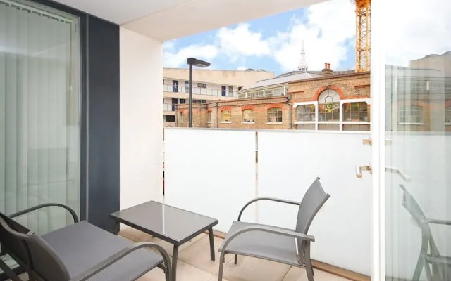 Bright Godfrey Place Nest - HEN21