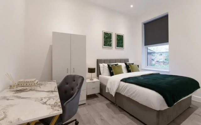 Woodside Park 3 Bedroom Apt with Parking