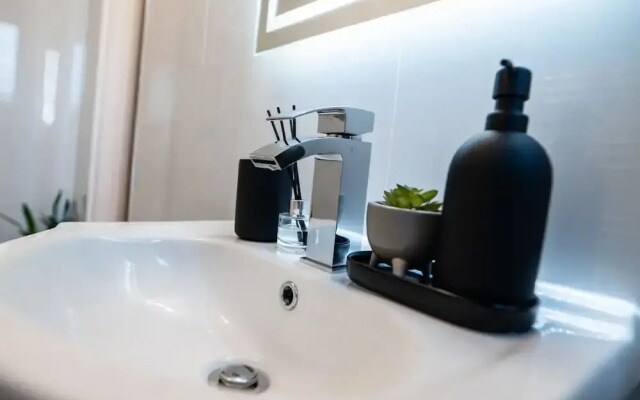 House - Sleeps 7 - Parking - Garden - Near Stn