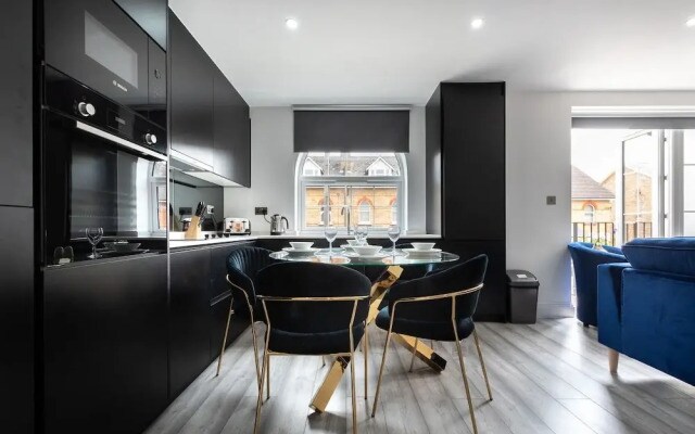 Luxurious 2 Bedroom Apartment - Free Parking