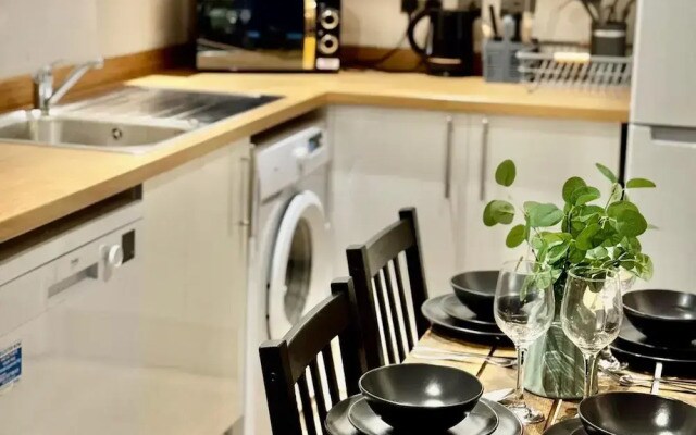 Stylish 1 bed Apartment - Sleeps 4 & Free Parking