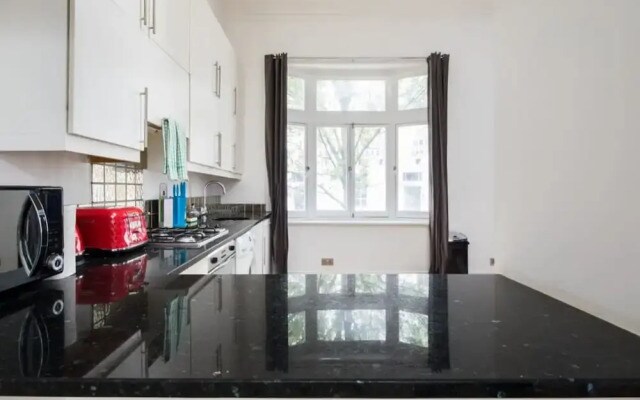 The Queensway Retreat - Modern & Bright 2bdr Home