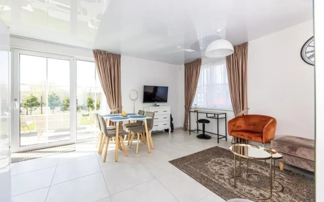 Bright 2bedroom home @terrace+parking, by Cohost