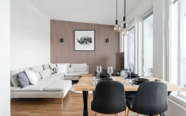 Luxurious 1BR Penthouse with Balcony