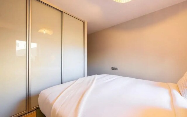 The Crystal Quarters - Modern Bright 2bdr Apartment