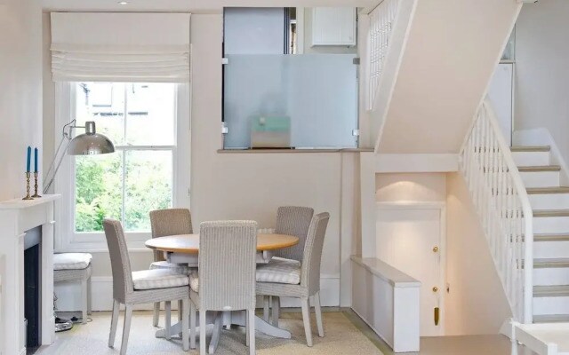 Bright & Spacious 2-bed Apt, 5 Mins From Tube