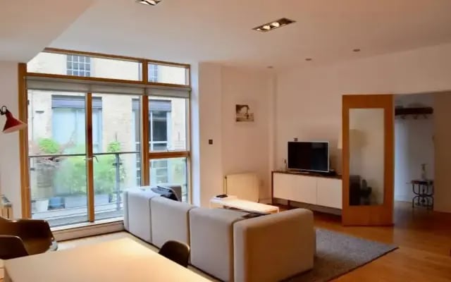 Bright and Colourful Flat With Balcony Near Regents Canal