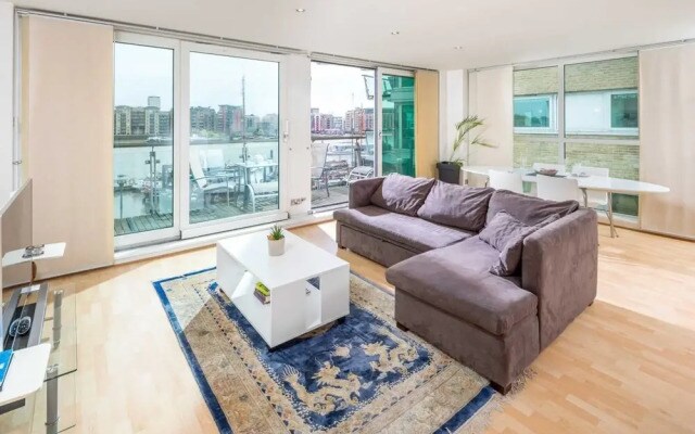 Light Modern Flat With Balcony Over River Thames!