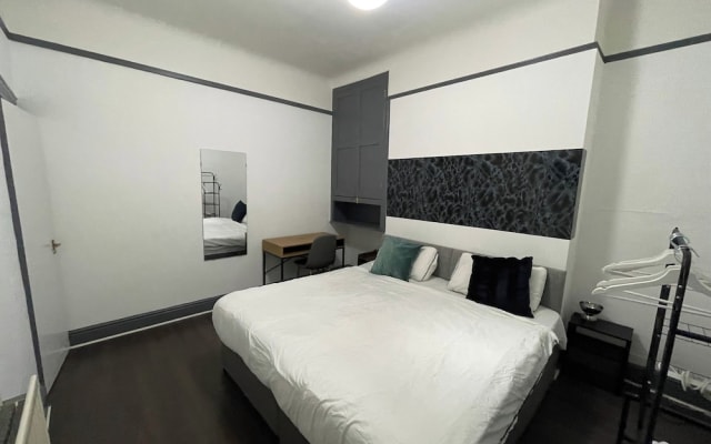 Large 4-bed Home, Free Parking, Near City Center