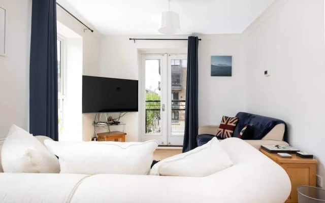 Modern 2 Bed, for up to 4, Excel/city Airport
