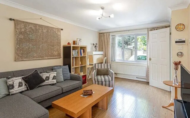 Beautiful 3 Bed House W Patio 10 Mins to Excel