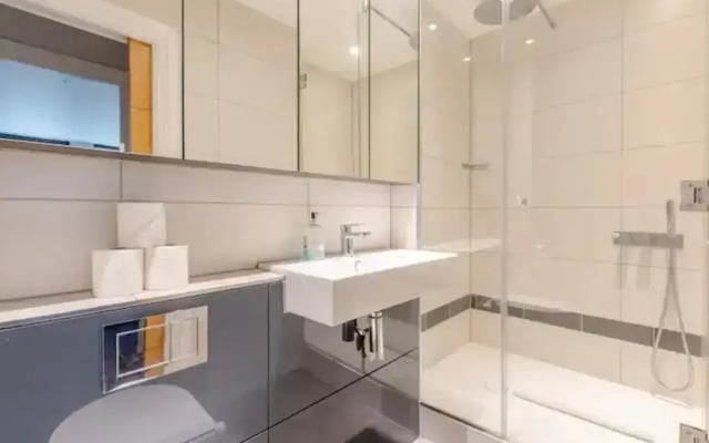Chic 1BD Flat W/patio - 2 Mins From Baron's Court!