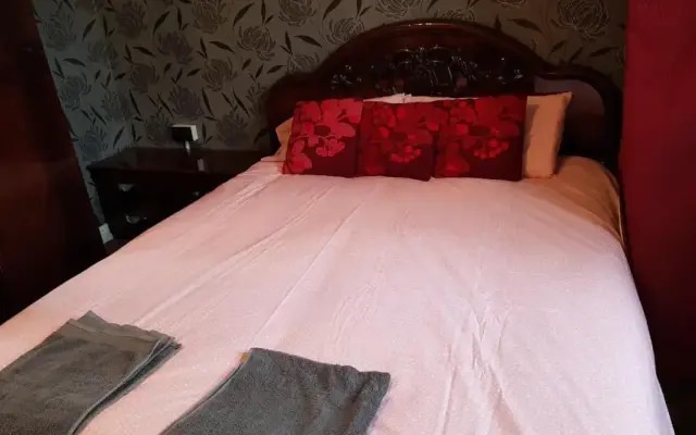 Spacious Bungalow in Romford with parking