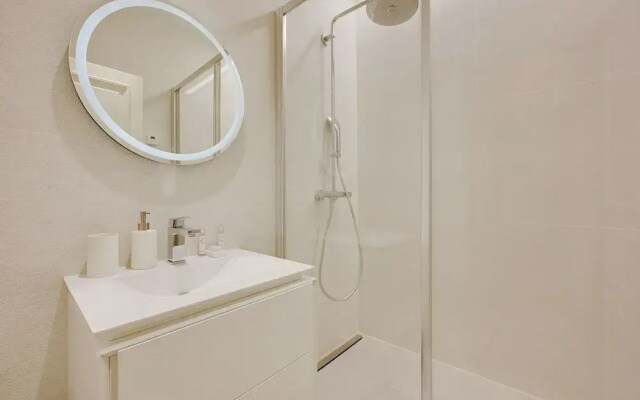 Superb Apartment With Terrace 2br/4p Trocadero