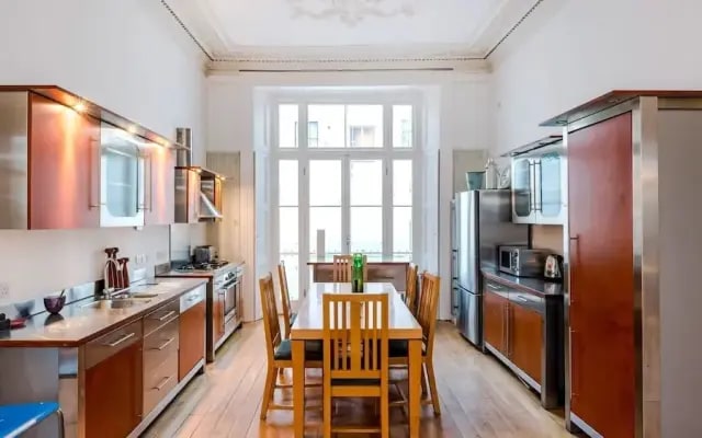 The Spacious Cleveland Square Apartment