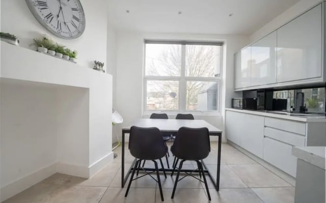 Stunning London Home - Newly Furnished Mhb352