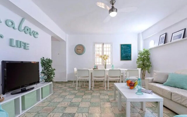 BIG FLAT IN CITY CENTER, UP To 12 PEOPLE