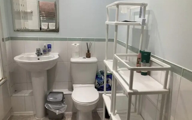 Bright London Retreat Near North Acton Tube