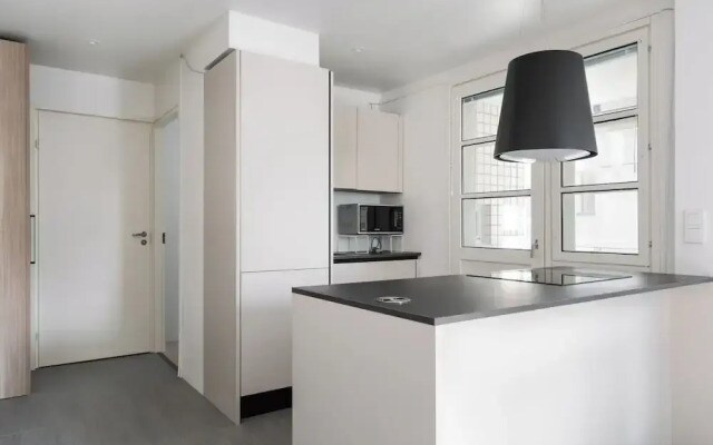 Modern 1BR Apartment with Balcony