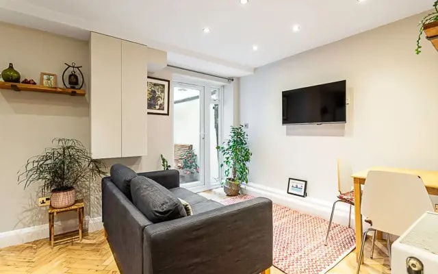 Cosy Garden Flat in Prestigious Residential Area