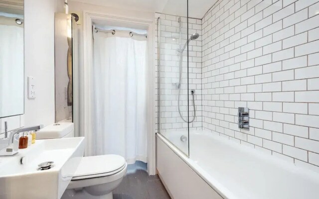 Chic Wandsworth Home With Patio