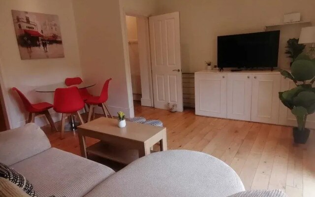 Bright Clapham flat with private garden, sleeps 4