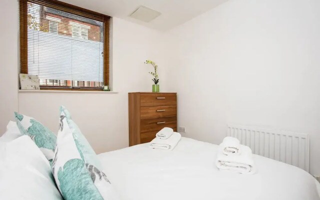 2 Bedroom Flat with Patio Sleeps 4