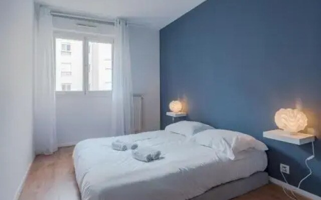 Standing apartment in Disneyland BMYGUEST