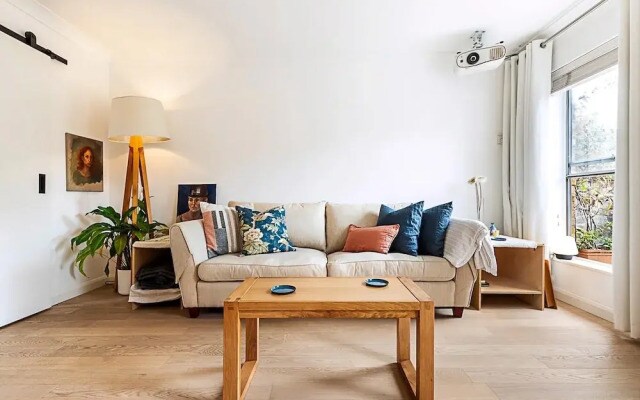 Modern Borough Retreat With Private Terrace