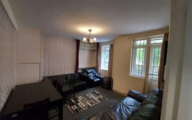 Charming Three Bedroom 5 Double Bed Apt in London