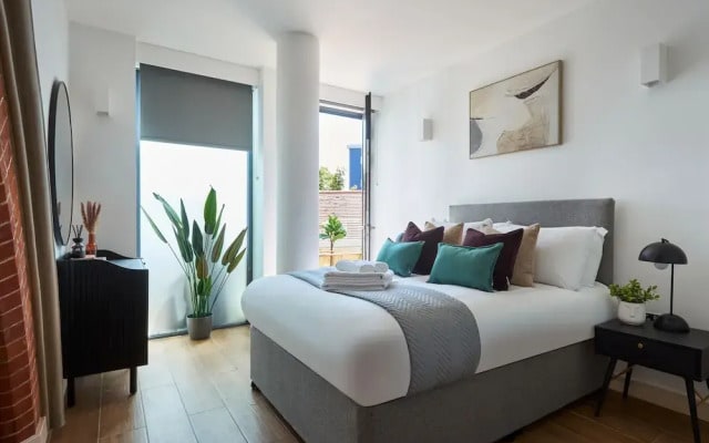 Kew Bridge by Viridian Apartments
