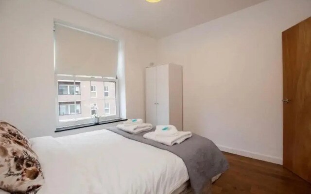 4 Bed Flat - Sleeps 10 - Pets - Parking